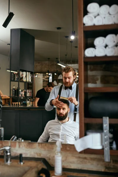 Salão Cabeleireiro Homem Barbeiro Fazendo Penteado Barbearia Bonito Cliente Masculino — Fotografia de Stock