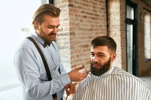 Barba Cortada Barbearia Barbeiro Cortando Barba Homem Com Tesouras Cortando — Fotografia de Stock
