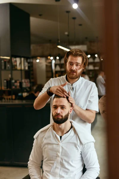 Salão Cabeleireiro Homem Barbeiro Fazendo Penteado Barbearia Bonito Cliente Masculino — Fotografia de Stock