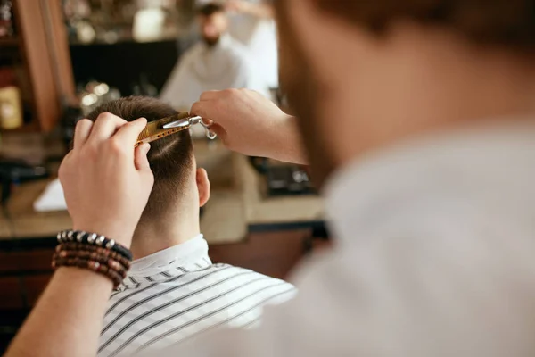 Taglio Capelli Uomo Barbiere Che Taglia Capelli Dell Uomo Nel — Foto Stock