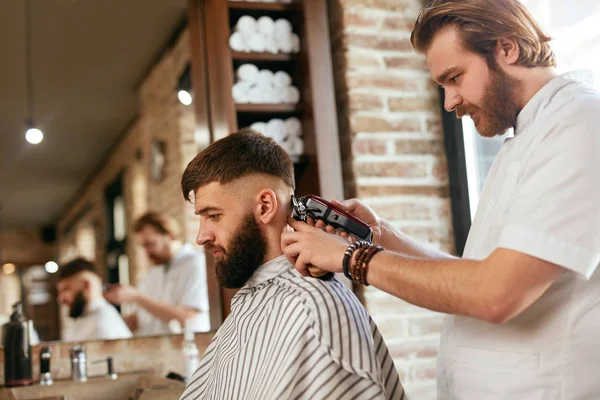 Barbiere Uomo Taglio Capelli Barbiere Fare Uomo Moda Acconciatura Taglio — Foto Stock