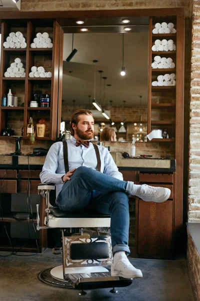 男性ヘアサロンで男性の床屋の肖像画 モダンな理髪店での作業場所でハンサムな男の美容師 高分解能 — ストック写真