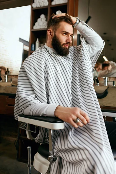 Homem Com Barba Penteado Barbearia Retrato Bonito Cliente Masculino Salão — Fotografia de Stock