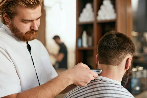 Barbiere Uomo Taglio Capelli Barbiere Fare Uomo Moda Acconciatura Taglio — Foto Stock