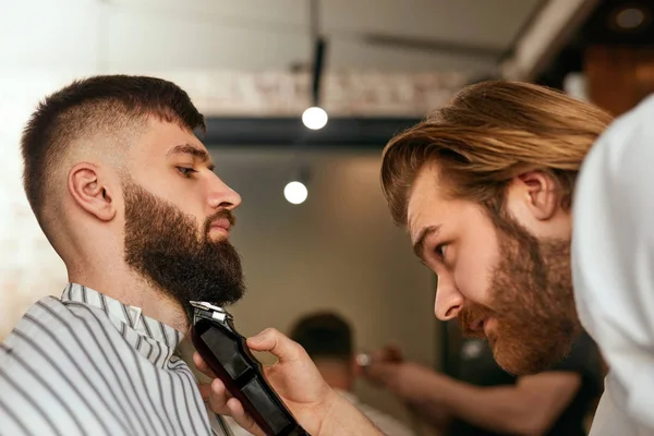 Barbiere Uomo Tagliare Capelli Dalla Barba Barbiere Che Tagliano Barba — Foto Stock