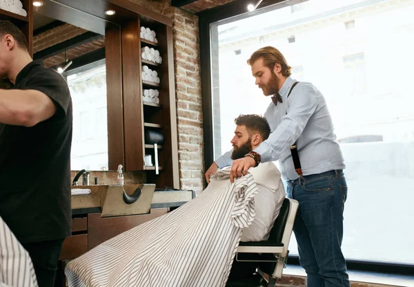 Salão Cabeleireiro Homem Cortando Cabelo Barbearia Cabeleireiro Vestindo Cabo Cliente — Fotografia de Stock