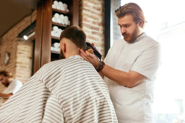 Barbiere Uomo Che Tagliare Capelli Parrucchiere Parrucchiere Taglio Dei Capelli — Foto Stock