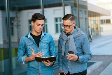 Genç erkekler ofis binası konuşuyor. Erkek Öğrenciler College. Yüksek çözünürlük