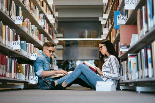 Studenten Studeren Bibliotheek Van Universiteit Man Vrouw Lezen Van Boeken — Stockfoto