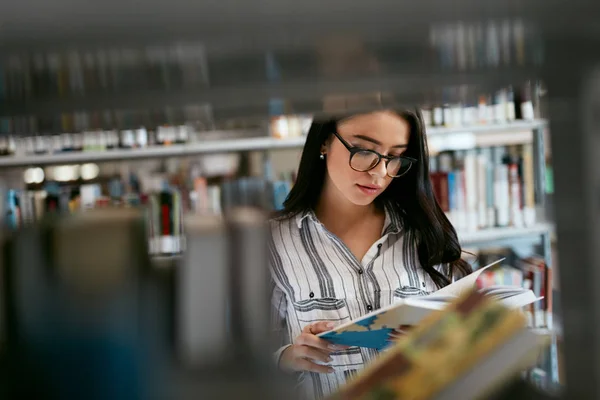 Estudiante Buscando Libros Librería Biblioteca Woman Searching Textbook Bookshelves Inglés — Foto de Stock
