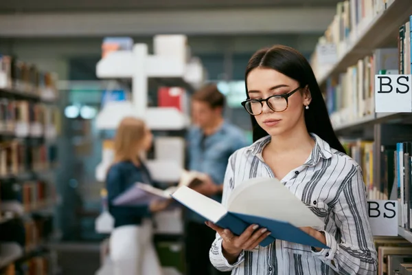 Meisje Lezen Boek Bibliotheek Student Leren Lezen Leerboek Met Studenten — Stockfoto