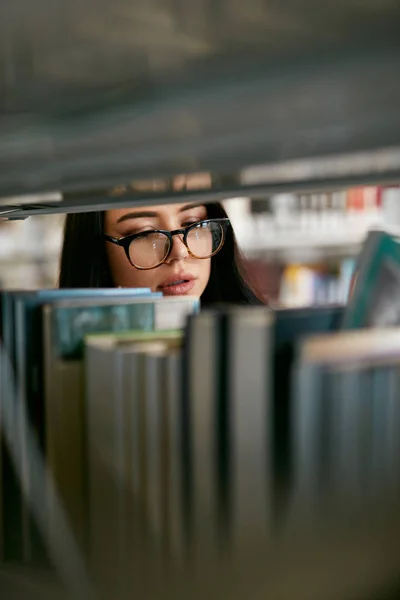 Estudiante Buscando Libros Librería Biblioteca Woman Searching Textbook Bookshelves Inglés — Foto de Stock