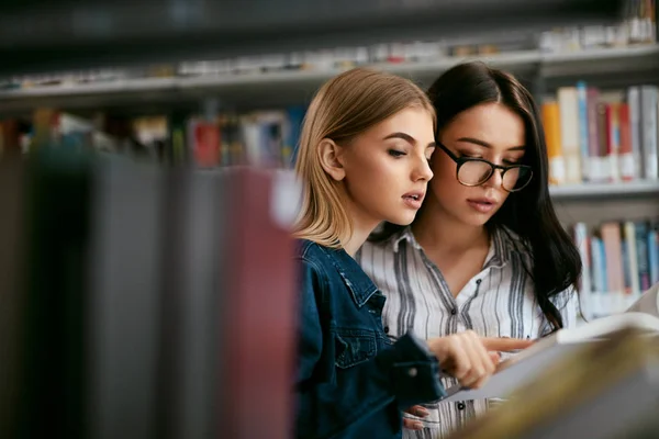 Estudiantes Universitarios Leyendo Libro Biblioteca Girls Learning Textbook College Bookstore — Foto de Stock