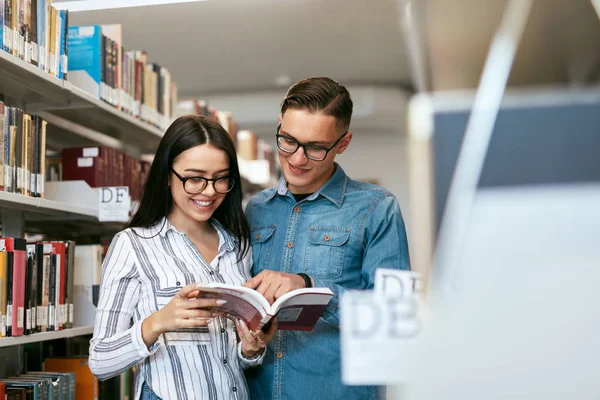 Het Aantal Studenten College Library Man Vrouw Lezen Boek Buurt — Stockfoto