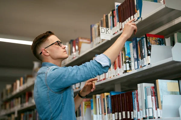 Man Zoek Naar Boek Boekhandel Student Bibliotheek Zoek Naar Leerboek — Stockfoto