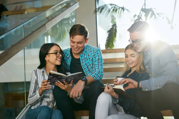 Estudiantes Estudiando Leyendo Libro Educativo Universidad Jóvenes Discutiendo Notas Sobre — Foto de Stock