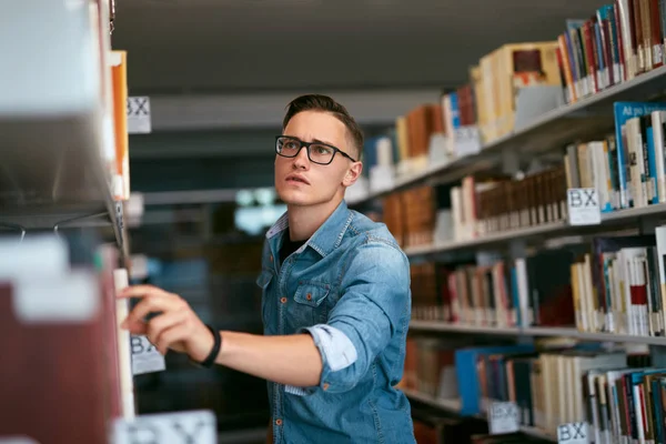 Homem Procura Livro Livraria Estudante Biblioteca Tentar Encontrar Livros Nas — Fotografia de Stock