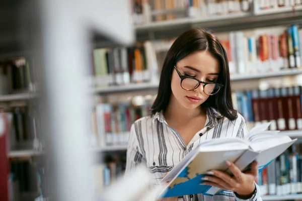 Woman Reading Book College Library Inglés Student Learning Information Textbook — Foto de Stock