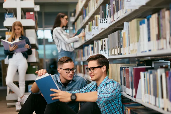 Estudiantes Aprendiendo Libro Lectura Biblioteca Universitaria Men College Library Studying — Foto de Stock