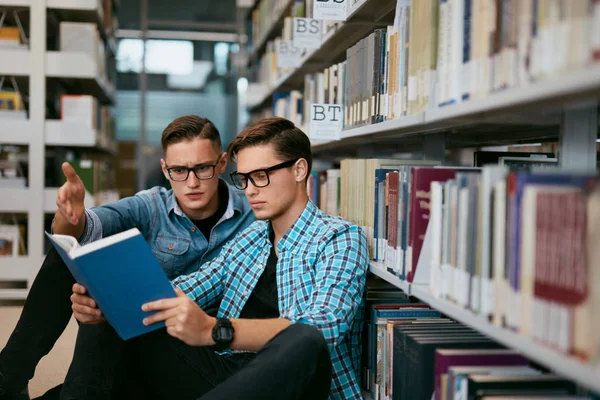Estudantes Aprendendo Ler Livro Biblioteca Universidade Men College Library Studying — Fotografia de Stock