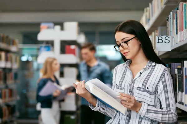 Meisje Lezen Boek Bibliotheek Student Leren Lezen Leerboek Met Studenten — Stockfoto