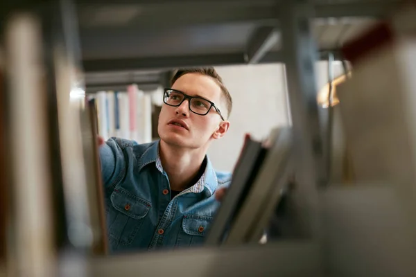 Hombre Buscando Libro Librería Estudiante Biblioteca Tratando Encontrar Libro Texto — Foto de Stock