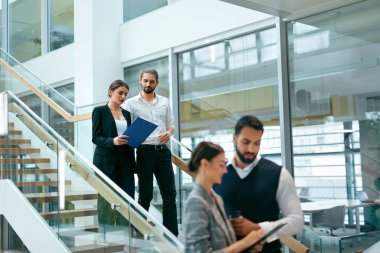 Çevre çalışma iş adamları. Adam ve işletme Office Merkezi'nde çalışan kadın takım. Yüksek çözünürlük