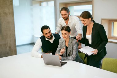 İş görüşmesi. İnsanlar iş Modern ofis bilgisayarı üstünde. Takım projesi üzerinde çalışır. Yüksek çözünürlük