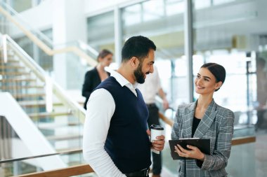 Çevre çalışma iş adamları. Adam ve işletme Office Merkezi'nde çalışan kadın takım. Yüksek çözünürlük