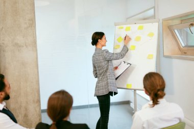 İş eğitim. İnsanlar toplantı ofiste. İş kadın veren Proje sunumu için arkadaşları. Yüksek çözünürlük