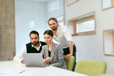 İş görüşmesi. İnsanlar iş Modern ofis bilgisayarı üstünde. Takım projesi üzerinde çalışır. Yüksek çözünürlük