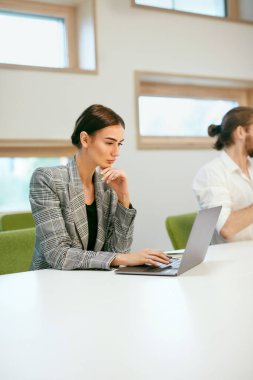Bilgisayarda Office çalışma iş kadını. Güzel kadın işçi iş için defter kullanma. Yüksek çözünürlük