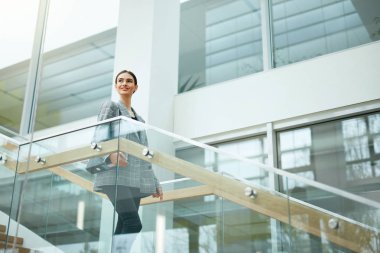 İş kadını ofiste iş olacak. Merdivenlerde klasörle şık giysiler başarılı güzel kadın işçi portresi. Yüksek çözünürlük