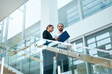 Ofiste iş insanlar iş. İşadamı ve Modern ofis merkezinde çalışan iş kadını. Yüksek çözünürlük