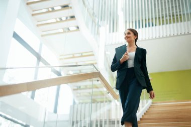 Office iç iş kadın. Kadın işçi Modern Ofis Binası merdivenlerde klasörü. Yüksek çözünürlük