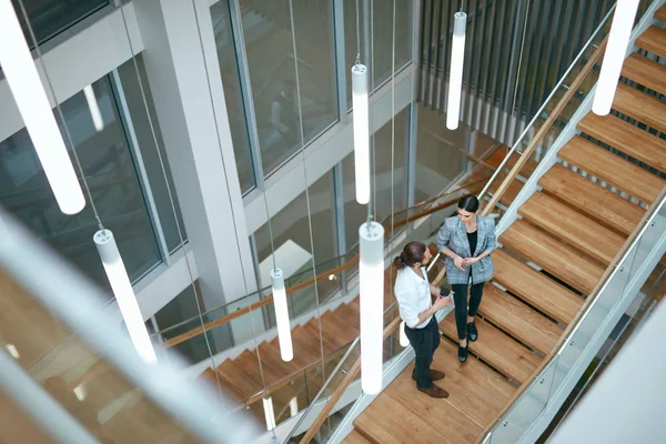 Деловые Люди Работают Современном Офисе Мужчина Женщина Идут Лестнице Интерьере — стоковое фото