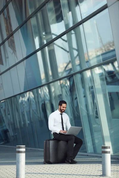 Business Man Working Computer Traveling Airport Inglés Hombre Con Maleta — Foto de Stock