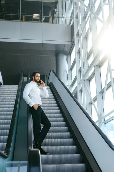 Hombre Negocios Hablando Por Teléfono Móvil Oficina Las Escaleras Retrato — Foto de Stock