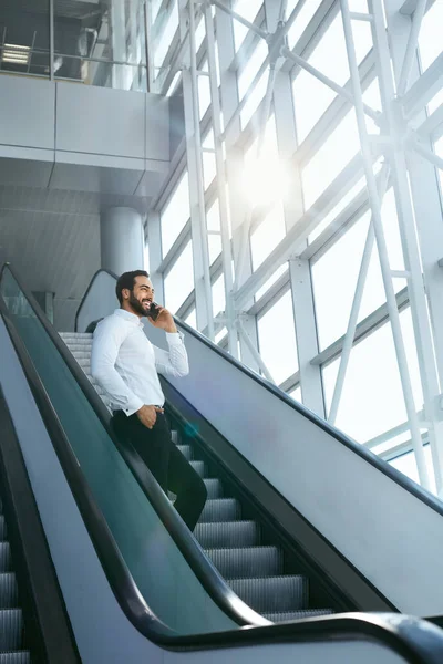 Hombre Negocios Hablando Por Teléfono Móvil Oficina Las Escaleras Retrato — Foto de Stock