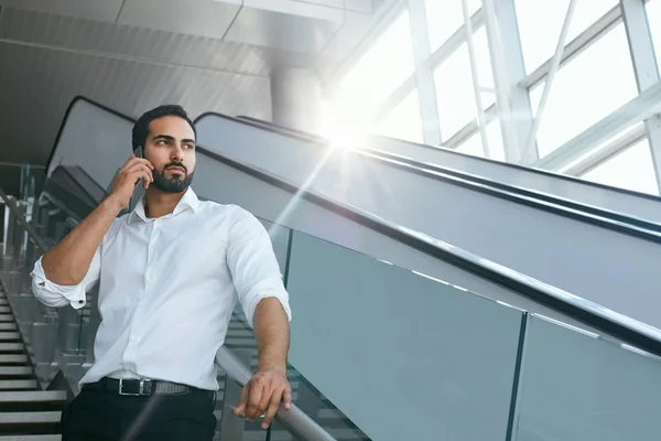 Hombre Negocios Hablando Por Teléfono Móvil Oficina Las Escaleras Retrato — Foto de Stock