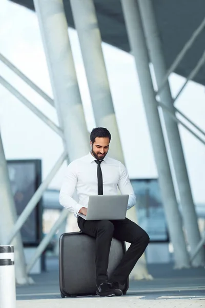 Business Man Working Computer Traveling Airport Inglés Hombre Con Maleta — Foto de Stock