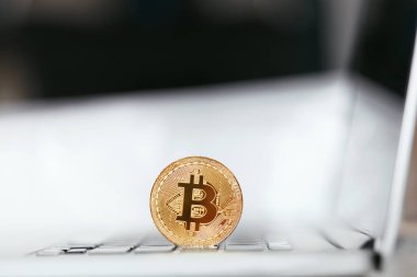 Dijital para. Bitcoin klavye portre üzerinde. Sanal para sikke bilgisayar üzerinde. Yüksek çözünürlük