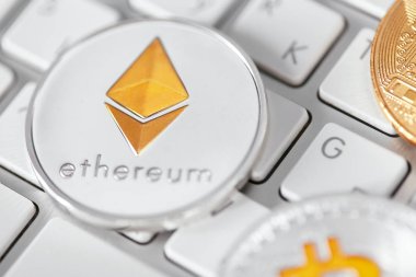 Dijital para. Bilgisayar cryptocurrency sikkelerinde kapatın. Bitcoin ve Ethereum para üstünde bilgisayar klavye. Yüksek çözünürlük