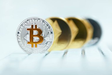 Dijital para. Bilgisayar cryptocurrency sikkelerinde kapatın. Bitcoin ve Ethereum para üstünde bilgisayar klavye. Yüksek çözünürlük