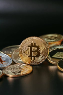 Dijital para. Bitcoin ve Ethereum paraları kapatın. Sanal para, Cryptocurrency. Yüksek çözünürlük