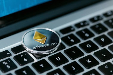 Ethereum bilgisayar portre üzerinde para birimi. Ethereum sikke klavye üzerinde. Yüksek çözünürlük