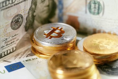 Para birimleri. Gerçek para ile Bitcoin kapatın. Bitcoin madeni para faturaları ve banknot ile. Dijital para. Yüksek çözünürlük