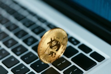 Dijital para. Bitcoin klavye portre üzerinde. Sanal para sikke bilgisayar üzerinde. Yüksek çözünürlük