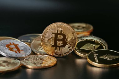 Dijital para. Bitcoin ve Ethereum paraları kapatın. Sanal para, Cryptocurrency. Yüksek çözünürlük