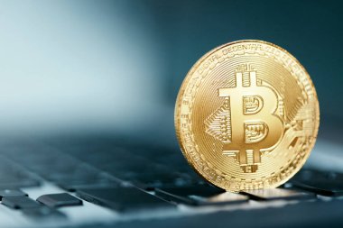 Dijital para. Bitcoin klavye portre üzerinde. Sanal para sikke bilgisayar üzerinde. Yüksek çözünürlük